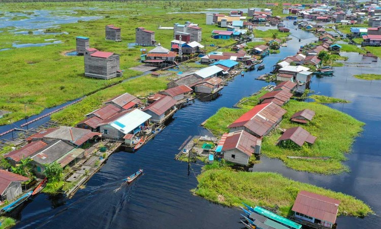 Melihat Lebih Dekat Desa Tanpa Daratan di Kalimantan Timur
