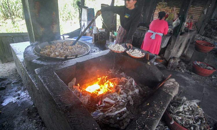 Tekan Polusi, Pemerintah Akab Berikan Subsidi Gas Bumi Untuk Pengusaha Tahu