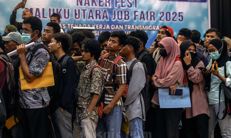 Ribuan Pencari Kerja Berdesak-desakan Saat Job Fair 2025 di Maluku
