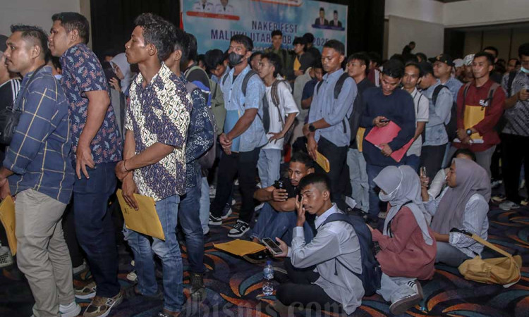 Ribuan Pencari Kerja Berdesak-desakan Saat Job Fair 2025 di Maluku