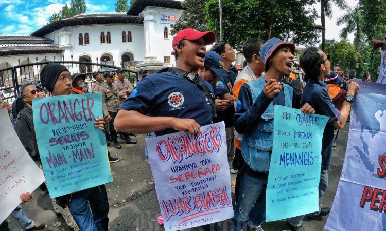 Ribuan Karyawan dan Pensiunan PT Pos Indonesia Gelar Aksi Menuntut Hak-Hak Pekerja