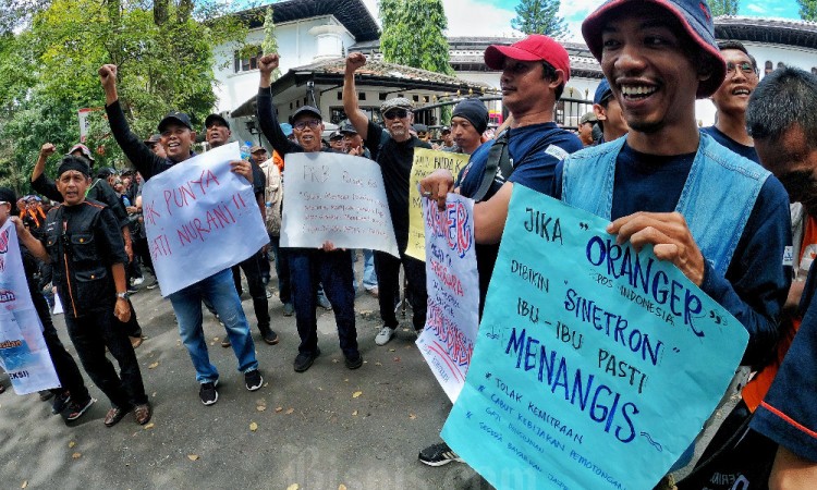 Ribuan Karyawan dan Pensiunan PT Pos Indonesia Gelar Aksi Menuntut Hak-Hak Pekerja