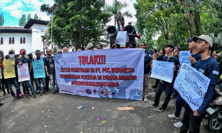 Ribuan Karyawan dan Pensiunan PT Pos Indonesia Gelar Aksi Menuntut Hak-Hak Pekerja