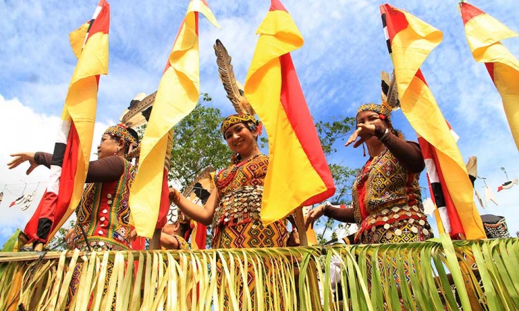 Warga Suku Dayak Ikuti Pawai Budaya Pekan Gawai Dayak (PGD) Kalbar