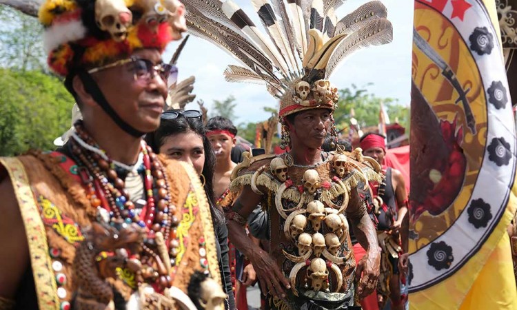 Warga Suku Dayak Ikuti Pawai Budaya Pekan Gawai Dayak (PGD) Kalbar