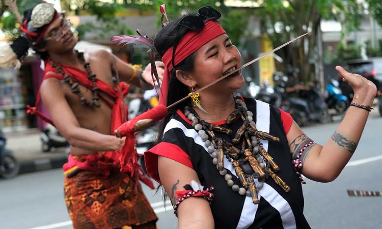 Warga Suku Dayak Ikuti Pawai Budaya Pekan Gawai Dayak (PGD) Kalbar