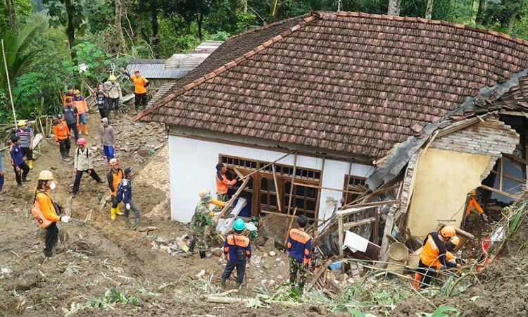 Tim SAR Lakukan Pencarian Korban Tanah Longsor di Jawa Timur