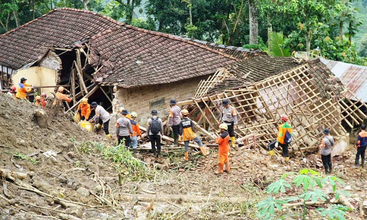 Tim SAR Lakukan Pencarian Korban Tanah Longsor di Jawa Timur