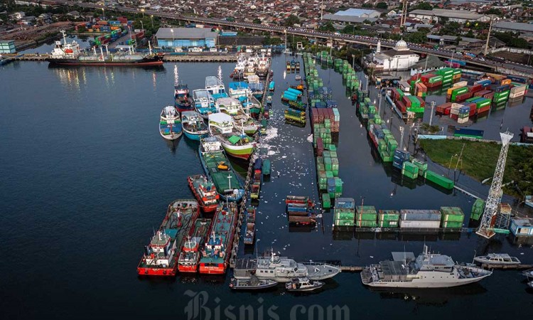 Pagar Pembatas Dermaga Jebol, Pelabuhan Tanjung Emas Tergenang Rob