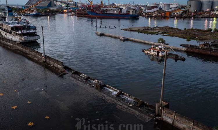 Pagar Pembatas Dermaga Jebol, Pelabuhan Tanjung Emas Tergenang Rob