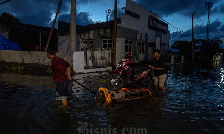 Pagar Pembatas Dermaga Jebol, Pelabuhan Tanjung Emas Tergenang Rob