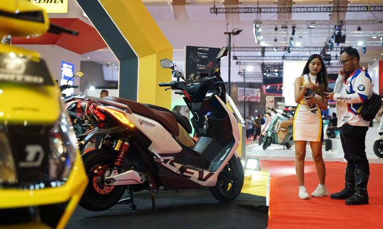 United E-Motor Meriahkan International Motor Show (IIMS) Surabaya 2025