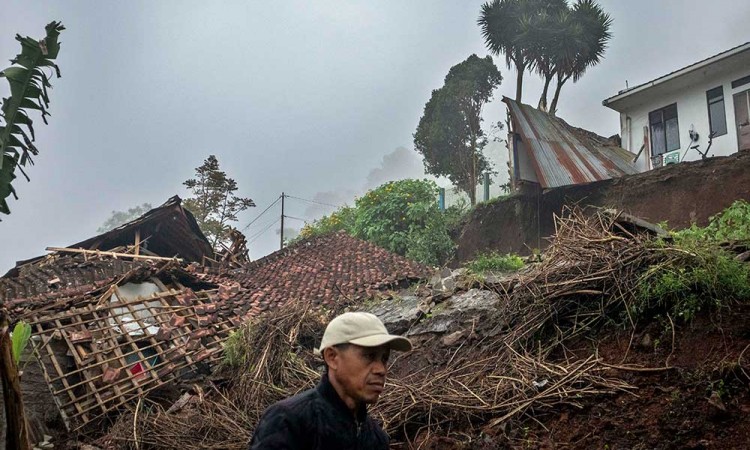 Sejumlah Rumah Rusak Akibat Bencana Tanah Longsor di Lembang