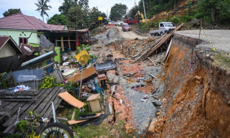 Jalan Amblas di Poros Samarinda-Balikpapan