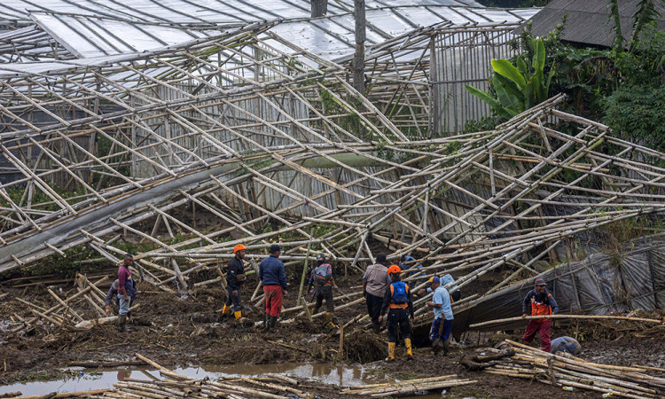 Pencarian Korban Bencana Tanah Longsor di Lembang