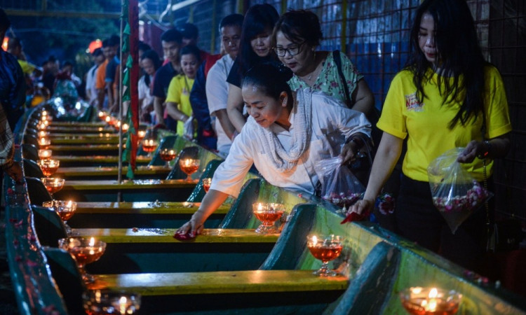 Ritual Memandikan Perahu Peh Cun di Tangerang