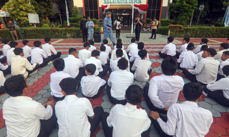 Peserta Program Pembinaan Karakter dan Bela Negara di Depok