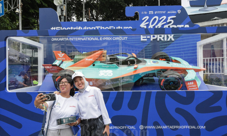 Jelang Formula E, Jakpro Pajang Replika Mobil Formula E Gen3 Evo