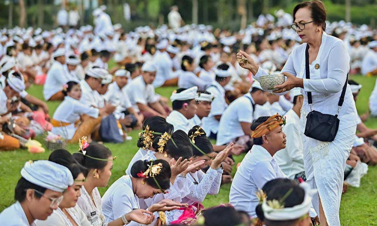Umat Hindu di Bali Mengikuti Upacara Mejaya-Jaya