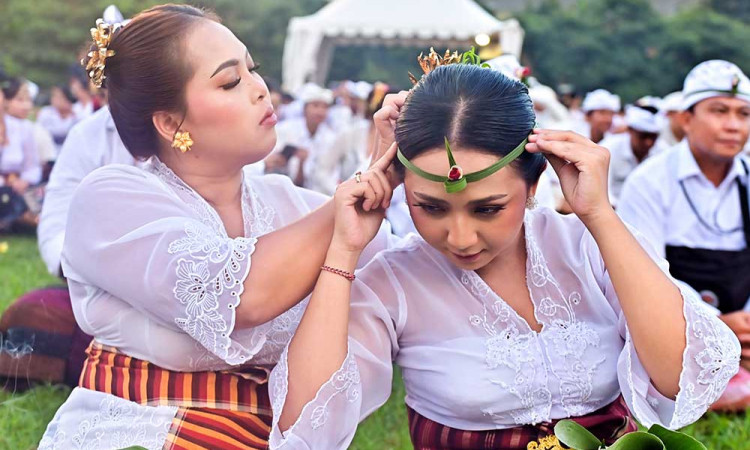 Umat Hindu di Bali Mengikuti Upacara Mejaya-Jaya
