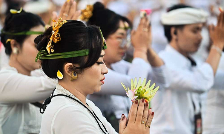 Umat Hindu di Bali Mengikuti Upacara Mejaya-Jaya