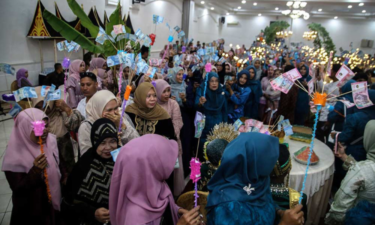 Tradisi Unik Suku Makian Dalam Menyambut Pasangan Pengantin Yang Baru Menikah