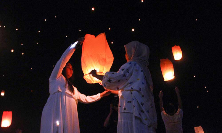 Keindahan Festival Lampion di Pantai Ngliyep Jawa Timur