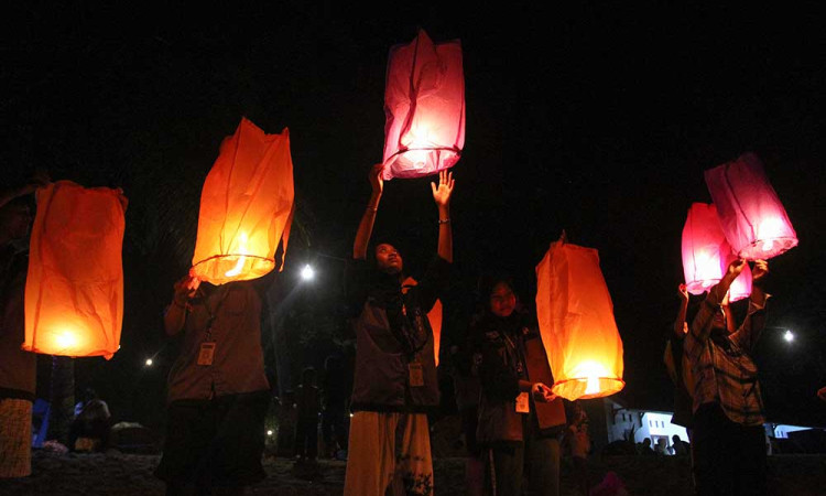 Keindahan Festival Lampion di Pantai Ngliyep Jawa Timur