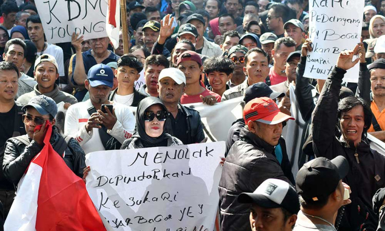 Ratusan Pedagang Geruduk Balaikota Bogor Untuk Menolak Relokasi Permanen