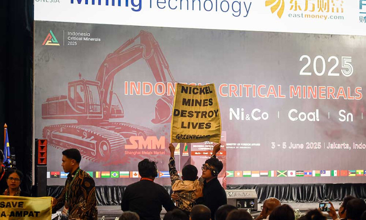 Aksi Protes Aktivis Lingkugan Saat Acara Indonesia Critical Minerals Conference & Expo 2025