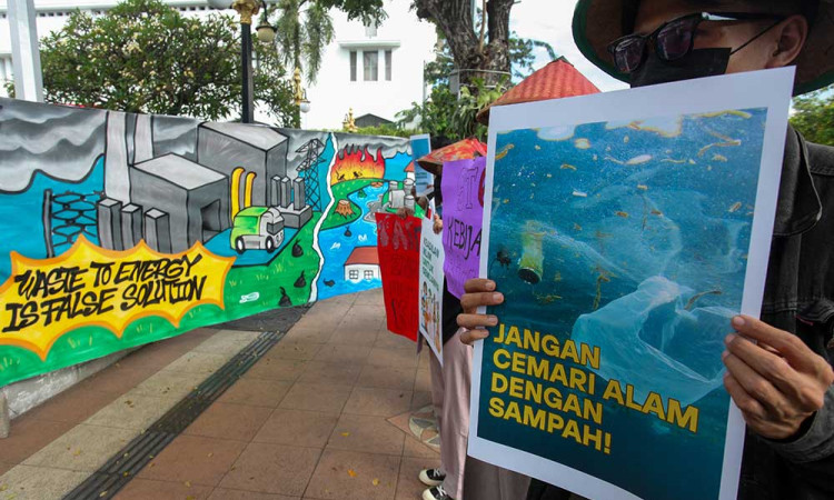 Sambut Hari Lingkungan Hidup Sedunia, Sejumlah Aktivis Lingkungan Bentangkan Poster di Surabaya