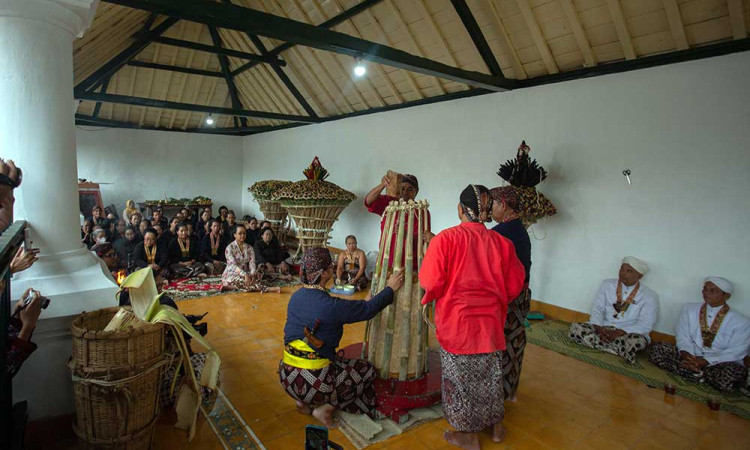 Abdi dalem Keraton Yogyakarta Ikuti Upacara Adat Tumplak Wajik