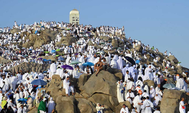 Umat Islam Memadati Jabal Rahmah Jelang Wukuf di Arafah