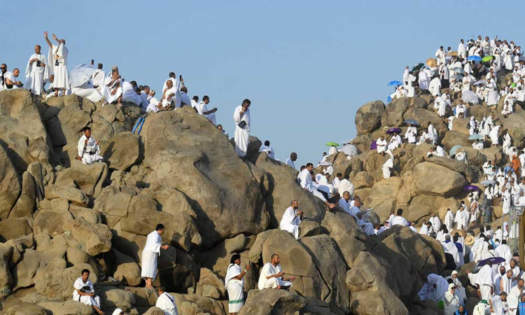 Umat Islam Memadati Jabal Rahmah Jelang Wukuf di Arafah