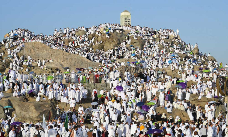 Umat Islam Memadati Jabal Rahmah Jelang Wukuf di Arafah