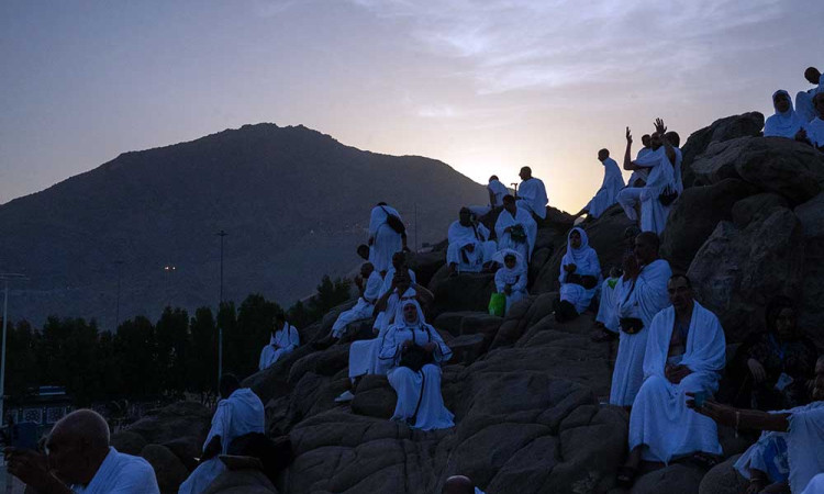 Umat Islam Memadati Jabal Rahmah Jelang Wukuf di Arafah
