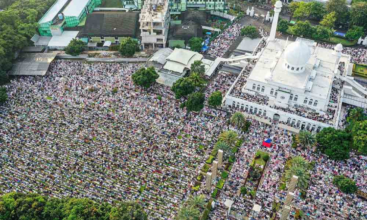Umat Muslim di Berbagai Daerah Menggelar Salat Iduladha