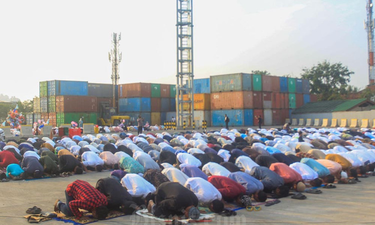 Umat Muslim di Berbagai Daerah Menggelar Salat Iduladha