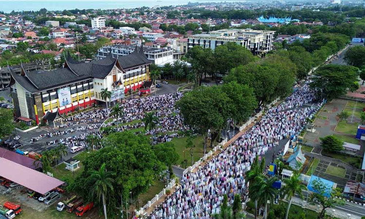 Umat Muslim di Berbagai Daerah Menggelar Salat Iduladha
