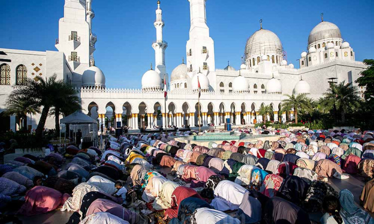 Umat Muslim di Berbagai Daerah Menggelar Salat Iduladha