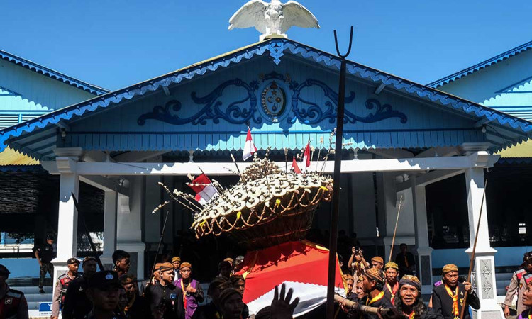 Warga dan Abdi Dalem Keraton Kasunanan Surakarta Hadiningrat Berebut Gunungan Saat Grebeg Besar