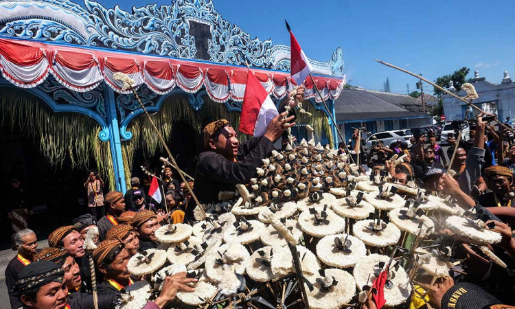 Warga dan Abdi Dalem Keraton Kasunanan Surakarta Hadiningrat Berebut Gunungan Saat Grebeg Besar