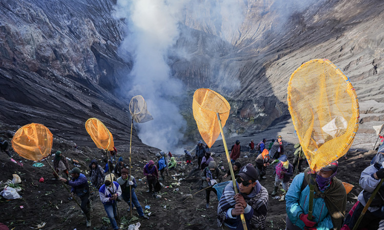 Upacara Yadnya Kasada di Gunung Bromo