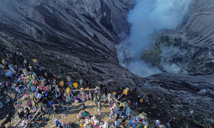 Upacara Yadnya Kasada di Gunung Bromo