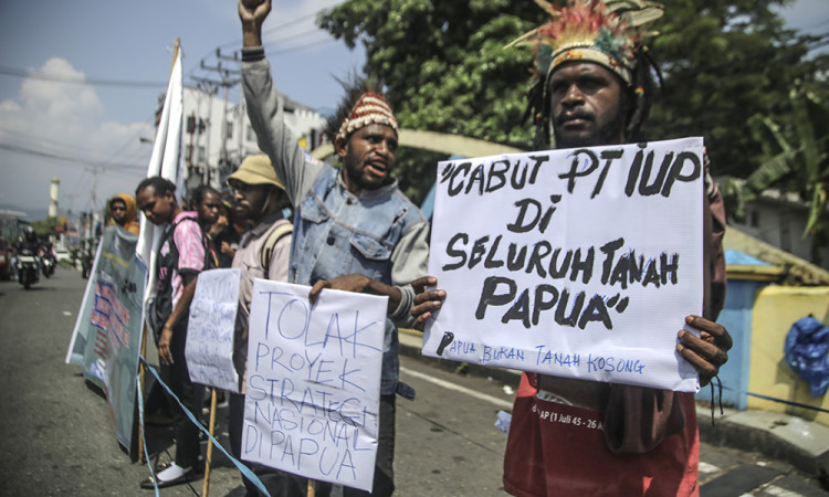 Aksi Tuntut Pencabutan Izin Tambang Nikel di Raja Empat