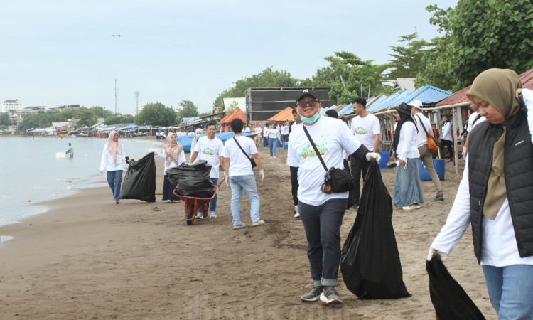 Aksi Bersih Pantai Tanjung Bayam