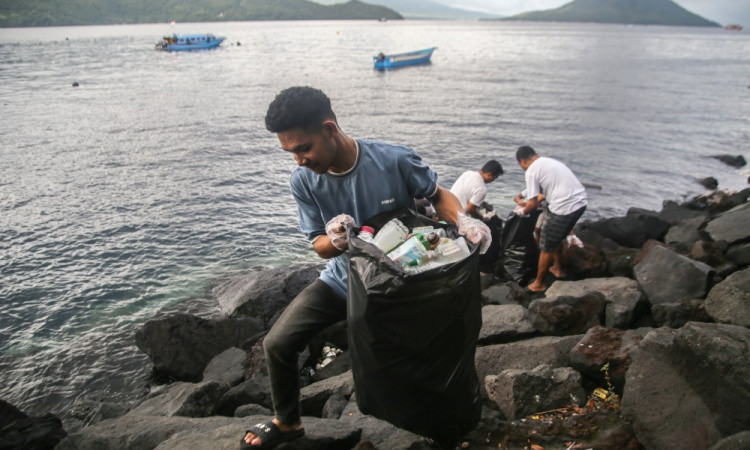 Aksi Membersihkan Sampah Plastik di Pantai Wisata Ternate