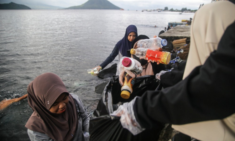 Aksi Membersihkan Sampah Plastik di Pantai Wisata Ternate