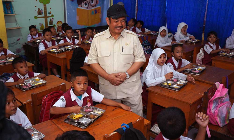 Menteri PPN Rachmat Pambud Tinjau Progam MBG di Makassar