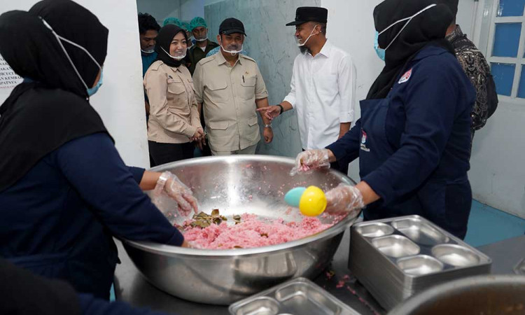 Menteri PPN Rachmat Pambud Tinjau Progam MBG di Makassar